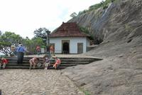 Schuhe ausziehen am buddhistischen Felsentempel von Dambulla